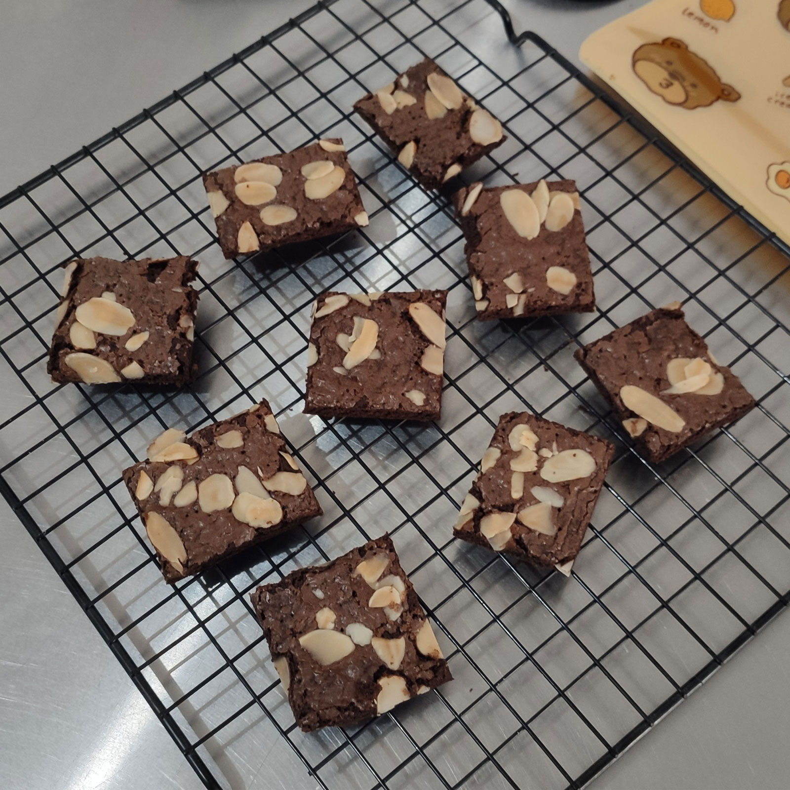 Crispy Brownies Almond Keju Cookies Rasa Dark Cokelat